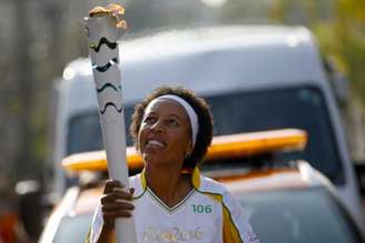 Ex-jogadora de basquete Janeth Arcain carrega a tocha (Foto: Rio 2016/Marcos de Paula)