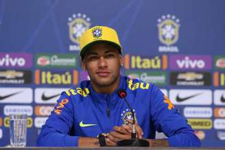 Neymar em coletiva na Granja (Foto: Lucas Figueiredo/MowaPress)