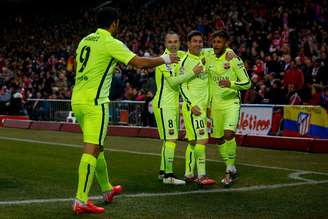Iniesta comemora gol junto ao trio MSN (Messi, Suaréz e Neymar)