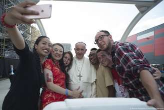 Sempre simpático, o papa Francisco tirou selfies com jovens que encontrava na Jornada Mundial da Juventude, na Polônia