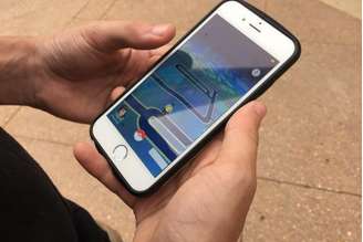 No Pokémon Go, os jogadores usam os celulares para “procurar” os personagens pokémons