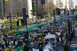 Milhares se reuniram na Avenida Paulista na tarde deste domingo (31) para protestar contra corrupção no governo e apoiar o processo de impeachment de Dilma