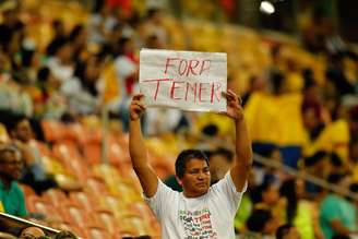 Torcedores que mostravam cartazes com dizeres políticos como "Fora Temer" estavam sendo retirados das arenas da Rio 2016