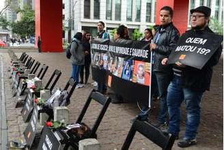   Famílias das vítimas da chacina nas cidades de Osasco, Itapevi e Barueri fazem ato no vão-livre do Masp 