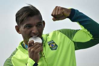 Isaquias Queiroz festeja com a medalha de prata (Foto: AFP/JEFF PACHOUD)