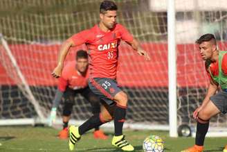 Diego treinou entre titulares(Foto: Gilvan de Souza/Flamengo)