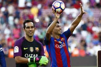 Autor de três gol nas goleada do Barça na estreia no Espanhol, o atacante Suárez levou a bola do jogo para casa