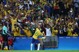 Neymar imita a comemoração de Bolt na frente da torcida brasileira