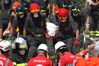 Equipe de resgate remove corpo de vítima de terremoto em Amatrice, na Itália