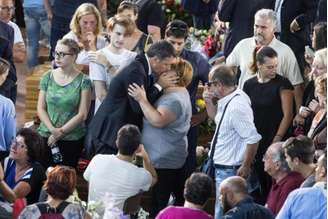 O premier Matteo Renzi consola familiares de vítimas do terremoto