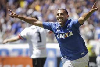 Autor do segundo gol, Ábila marcou pela sexta vez em nove jogos na Raposa (Foto: Thomas Santos/AGIF/Lancepress!)