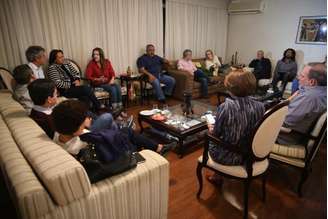 Brasília - Senadores contrários ao impeachment de Dilma Rousseff reunidos no apartamento da senadora Lídice da Mata, hoje à noite, em Brasília    José Cruz/Agência Brasil