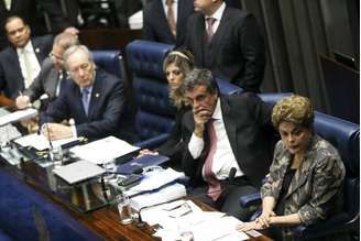 Brasília - Ontem a presidenta afastada Dilma Rousseff respondeu a perguntas de 48 senadores, em sessão que durou 14 horas 
