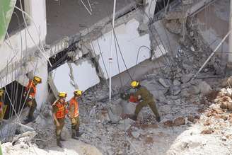 Bombeiros contam com a ajuda do exército para remover os escombros e realizarem as buscas por vítimas