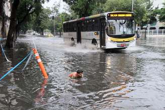 Rua do Catete, na zona sul do Rio de Janeiro (RJ), amanhece alagada na manhã desta terça-feira (20) após forte chuva