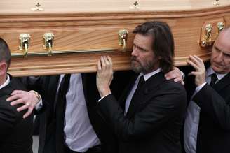 Jim Carey durante o funeral de sua ex-namorada Cathriona White