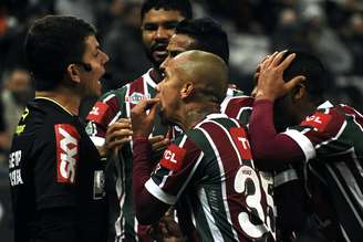 Jogadores do Fluminense reclamam com árbitro após expulsão na partida contra o Corinthians, pela Copa do Brasil