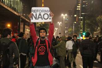 Professores e estudantes participam de protesto contra a reforma do Ensino Médio, na Avenida Paulista