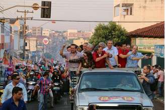 O vice-governador de Goiás, José Eliton de Figuerêdo Júnior (de azul ao centro), foi baleado durante carreata do candidato à prefeitura de Itumbiara José Gomes da Rocha (de vermelho ao centro), que também foi atingido pelos tiros. O candidato não resistiu aos ferimentos e morreu no local