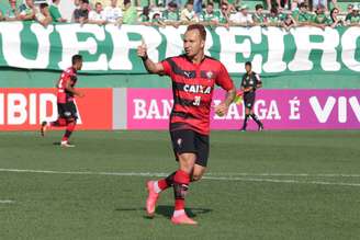 Zé Love marcou duas vezes na goleada do Vitória sobre o Chapecoense, em Santa Catarina