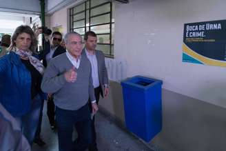 O presidente do Brasil, Michel Temer, chega para votar nos candidatos para prefeito e vereador na PUC, localizado na rua Monte Alegre, na zona oeste de São Paulo (SP), na manhã deste domingo (2).