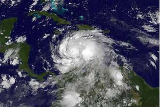 A força dos ventos do Matthew poderá chegar à velocidade de 250 quilômetros por hora na costa norte-americana - Imagem do National Oceanic and Atmospheric Administration (NOAA) 