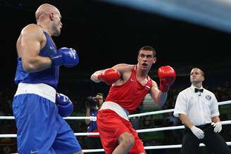 Russo Evgeny Tishchenko, de vermelho, luta com Levit, do Kazaquistão, pela medalha de ouro nos Jogos do Rio