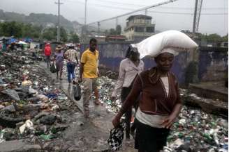 Em Porto Príncipe, haitianos deixam suas casas, após a chegada do Furacão Matthew que provocou inundações e deslizamentos de terra