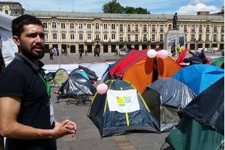 Jovens acampam no centro histórico de Bogotá para pressionar pela implementação de um acordo de paz imediato com  as  Forças  Armadas  Revolucionárias  da  Colômbia  (Farc)