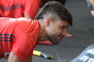 Diego durante treino físico do Flamengo