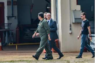 O ex-presidente da Câmara dos Deputados, Eduardo Cunha, embarca para Curitiba após ser preso pela Polícia Federal. () 