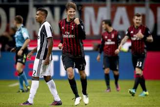 Locatelli comemora golaço no clássico italiano. Garoto é um das joias do futebol italiano (MARCO BERTORELLO / AFP)