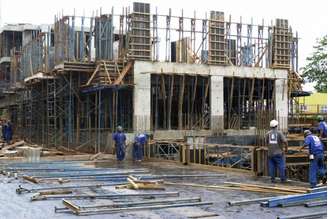 O segundo indicador, da construção civil, retraiu 2,3% pelo quarto mês consecutivo frente ao período anterior