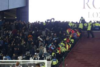 Auge do tumulto ocorreu após a vitória do West Ham sobre o Chelsea, no Estádio Olímpico (Ian KINGTON / AFP)