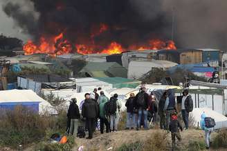 Partes do acampamento foram incendiadas neste último dia da desocupação
