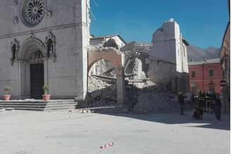 A Basílica de São Benedito, em Norcia, na região central da Itália, ficou completamente destruída, após o forte tremor deste domingo