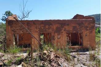 Um ano depois da tragédia, atingidos pela lama ainda não sabem quando serão indenizados. Casa em Bento Rodrigues foi destruída após rompimento da barragem