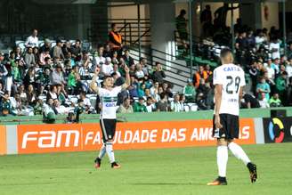 Raphael Veiga comemora o gol que marcou pelo Coritiba na vitória sobre o Atlético-MG, no Couto Pereira