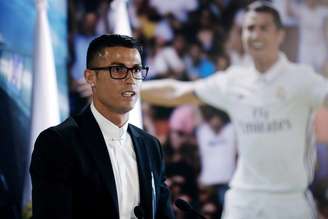 Com visual diferente (usando óculos), Cristiano Ronaldo comentou em entrevista coletiva que quer encerrar sua carreira no Real Madrid