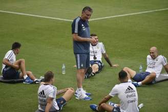 Bauza durante uma pequena resenha com jogadores da seleção argentina (Foto: DOUGLAS MAGNO/AFP)