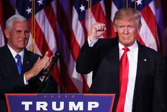 O presidente eleito dos Estados Unidos, Donald Trump, comemora a vitória junto a seu vice, Mike Pence