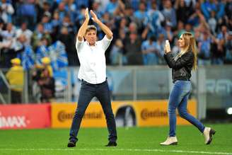 Carol Portaluppi, filha do técnico Renato Gaúcho, estava no banco de reservas do Grêmio no segundo jogo da partida semifinal da Copa do Brasil antes mesmo do apito final