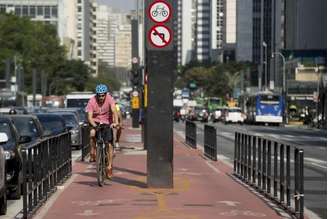 Com 2,7 quilômetros de extensão e ligação com 11 outras ciclovias, a ciclovia da Avenida Paulista permite que o ciclista percorra vias exclusivas da Zona Oeste até a Zona Sul da cidade ()