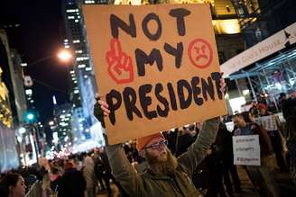 Manifestantes protestam contra a eleição de Donald Trump em Nova York