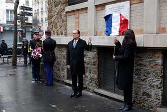 François Hollande durante descerramento de uma placa de lembrança do atentado