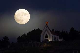 Superlua é vista por trás da igreja de Nossa Senhora da Conceição no norte de Portugal