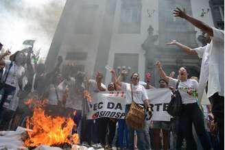 Servidores protestam contra o pacote de cortes do governo do estado em frente ao prédio da Alerj 