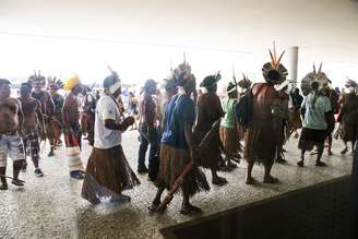 Armados com arcos e flechas, índios bloqueiam entrada do Palácio do Planalto em protesto contra o governo Michel Temer