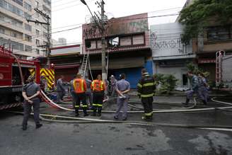 Até as 15h30 os bombeiros trabalhavam no rescaldo do incêndio e recolhiam material que pudesse indicar as causas do fogo. 