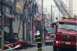 Bombeiros trabalham para conter incêndio no Shopping Brás